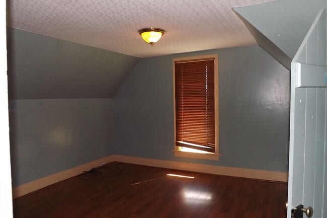 Building Photo - ~Approved Applicant~ 3 bedroom 2 bath house