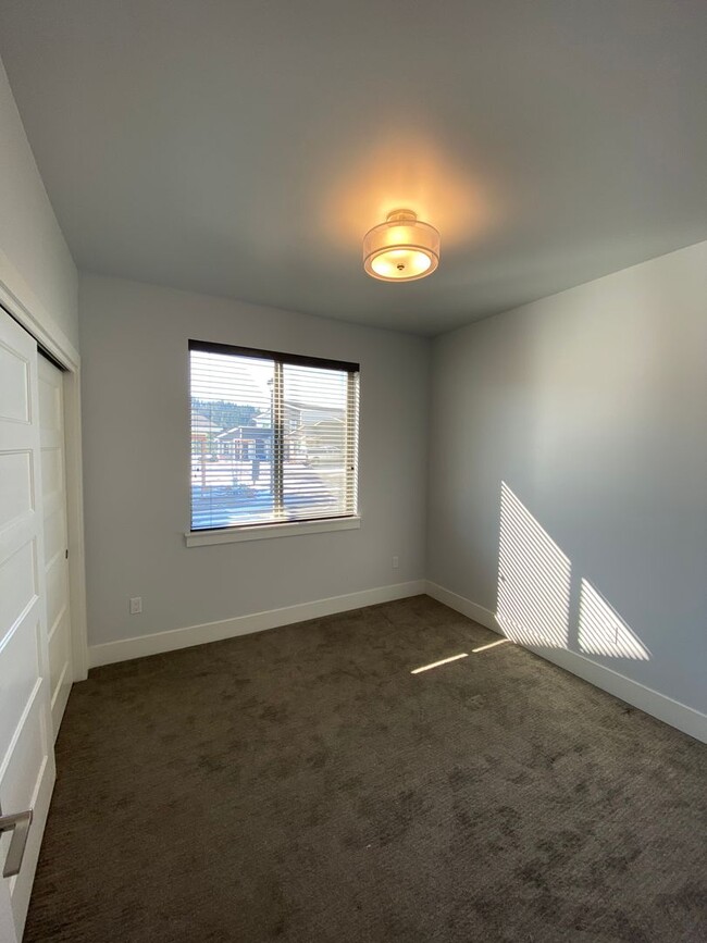 Building Photo - Riviera Place Home (APP#188)
