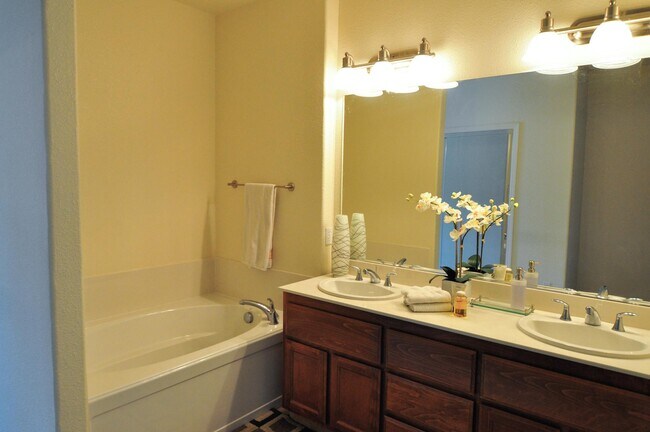 Building Photo - 1550 Avina Circle