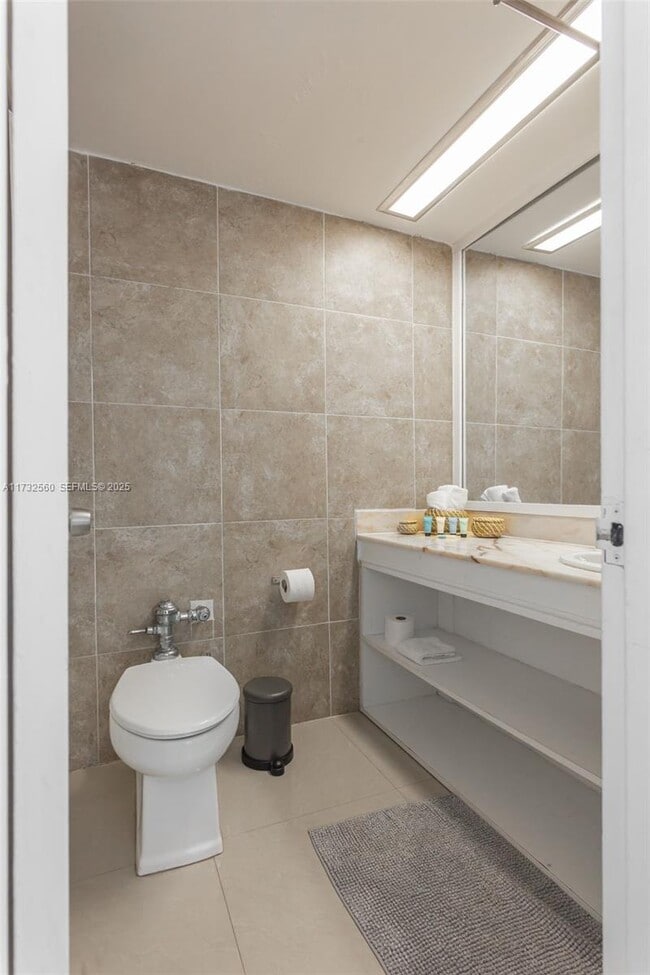 Foto del edificio - 5445 Collins Ave