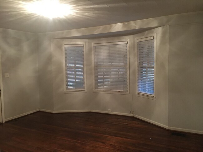 Building Photo - Updated 2/2 house in Celanese $1,195