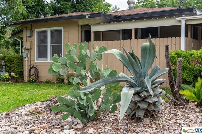 Building Photo - 491 W Nacogdoches St
