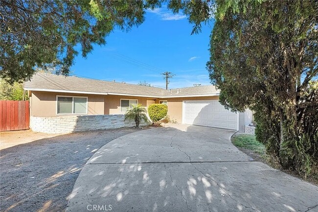 Building Photo - Located in the desirable Jurupa Hills clos...