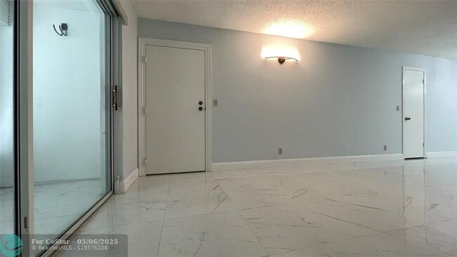 Building Photo - 6443 Bay Club Dr