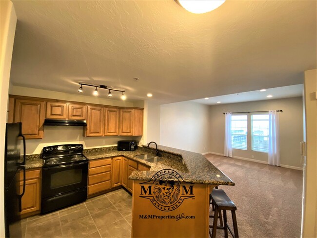 Building Photo - Beautiful Top Floor 2 Bed 2 Bath Condo in ...