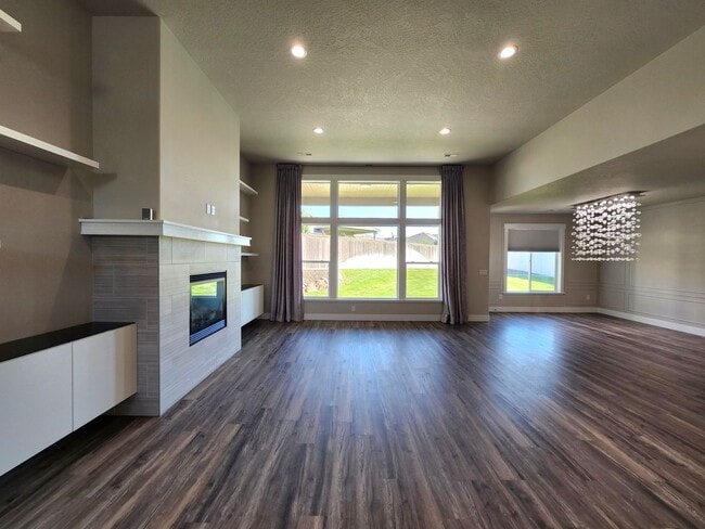 Building Photo - Elegant 4 Bed, 2 Ba Home - MANY Upgrades &...