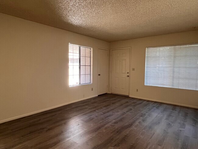 Foto del edificio - 700 E Mesquite Cir