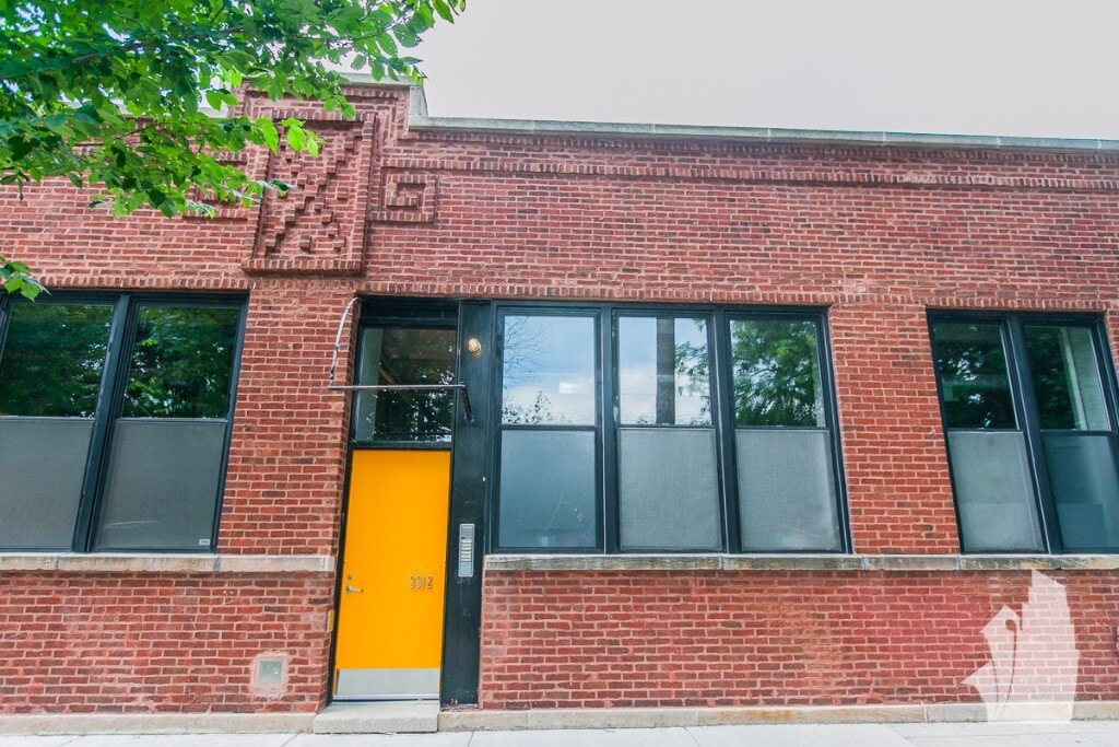 Primary Photo - 3312 N Ravenswood Ave