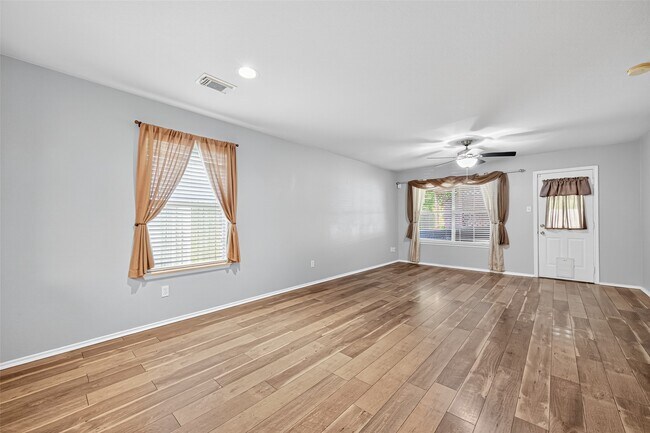 Foto del edificio - 2034 Wooded Oaks Dr