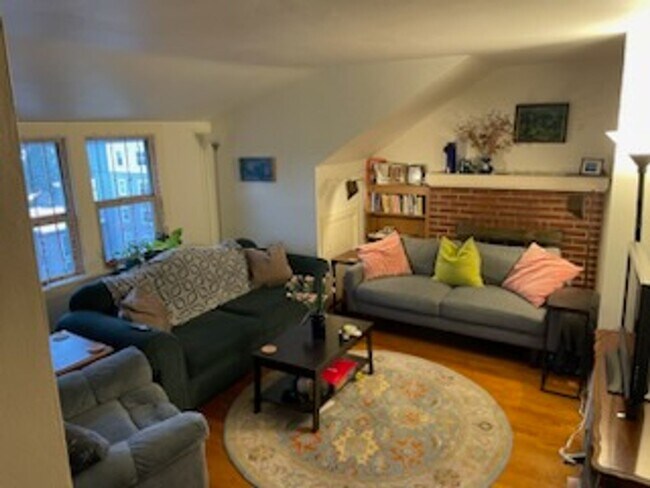 Foto del edificio - 3 Bedroom Upper Unit Very close to Downtow...
