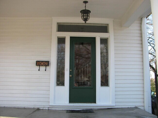 Building Photo - Spacious Home in Downtown LaGrange with fe...