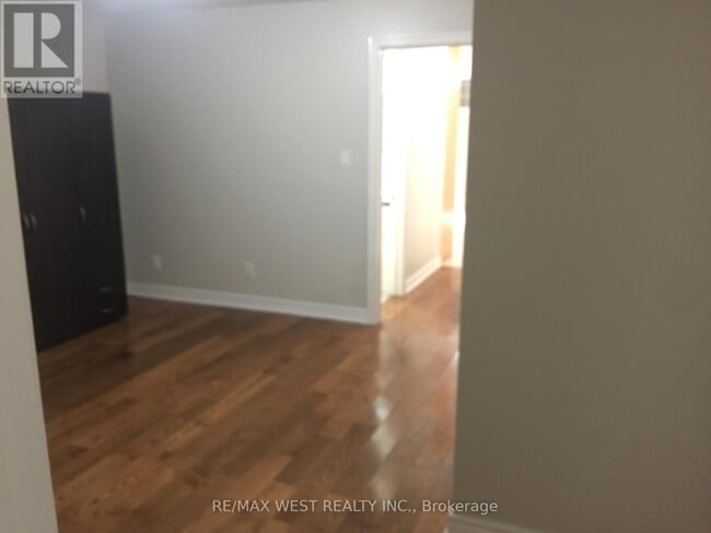 Building Photo - 150 Wiltshire Ave