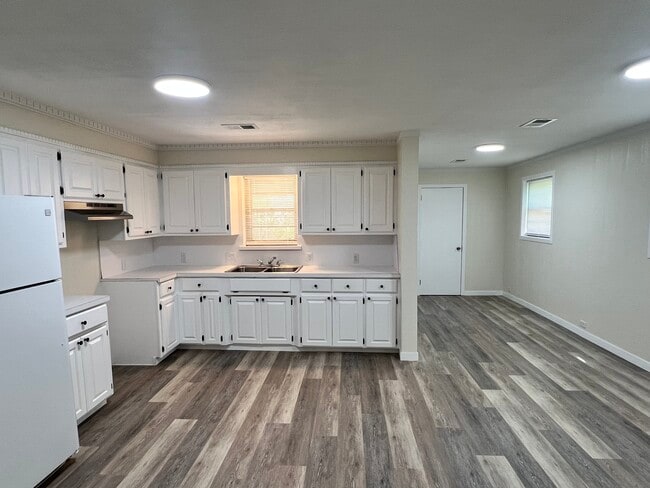 Foto del edificio - 929 E Sullenberger Ave