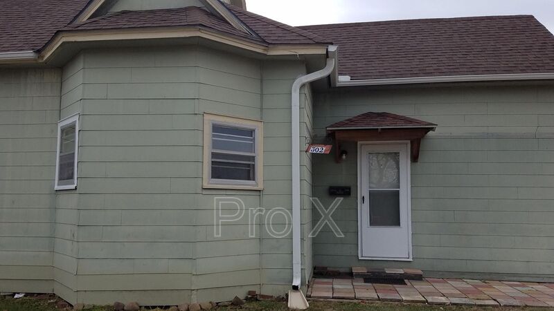 Foto principal - 302 E 7th St