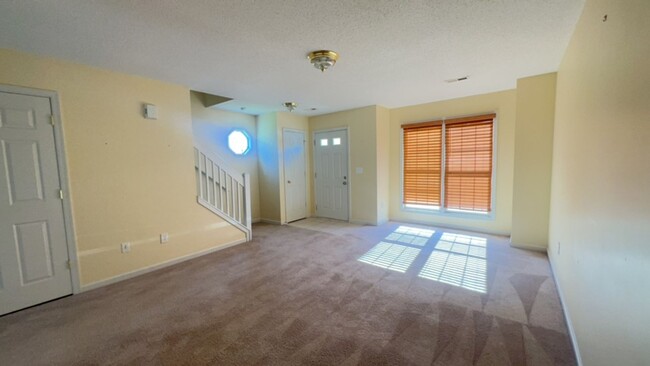 Foto del edificio - Spacious 3-Bedroom End Unit in Liberty Squ...
