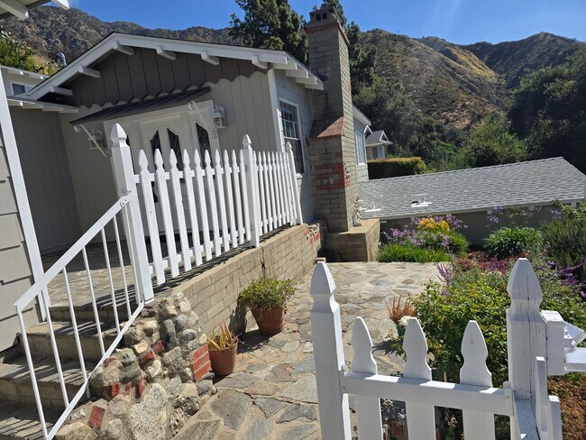 Foto del edificio - 833 Skyland Dr