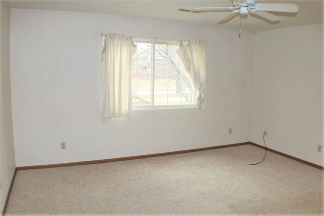 Building Photo - $1095 | 2 Bedroom, 1 Bathroom Condo | Pet ...