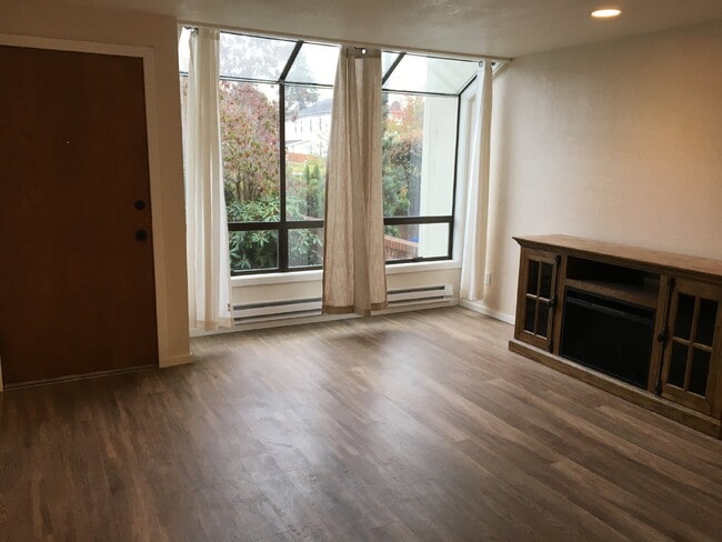 Building Photo - Charming 2-Bed, 2-Bath Condo in Des Moines, Walking Distance to the Marina!!!