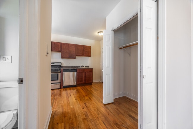 Building Photo - 951 W Cornelia Ave