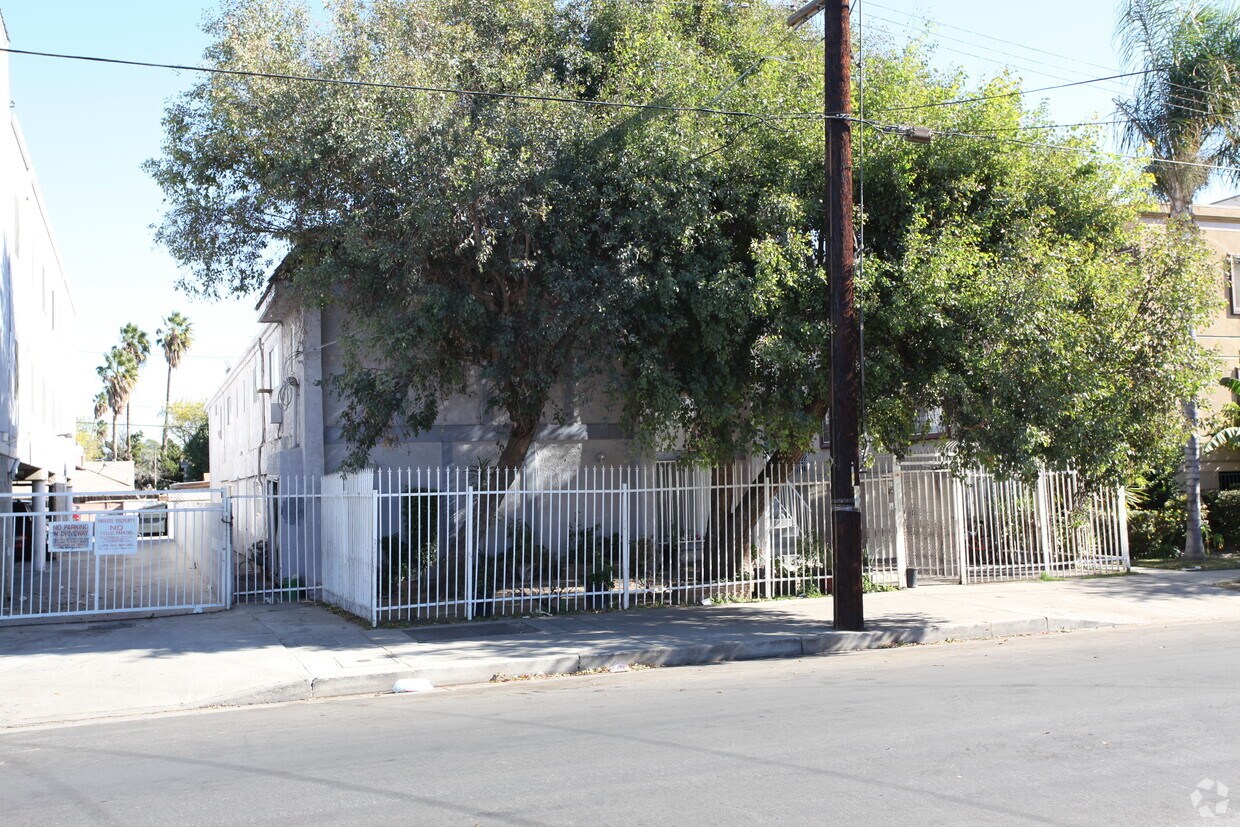 Foto del edificio - 7336 Eton Ave