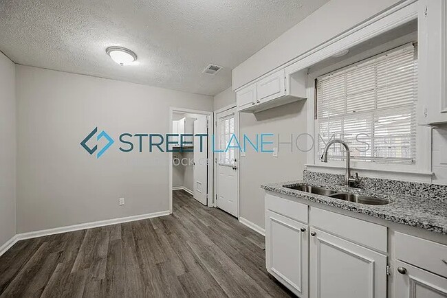 Building Photo - 5044 Old Post Rd