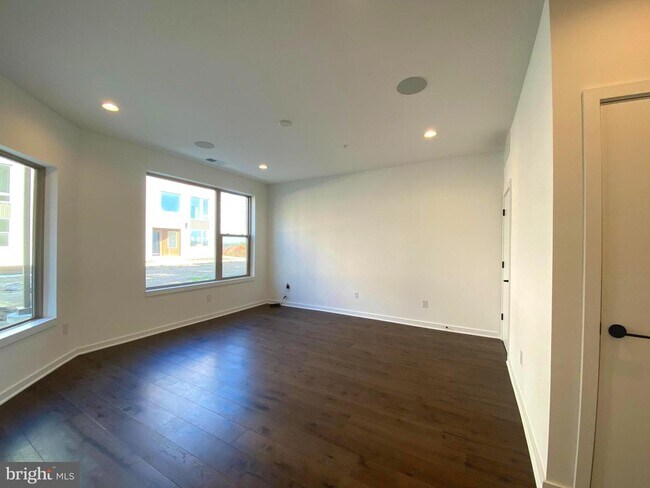 Building Photo - 3206 Parkview Walk