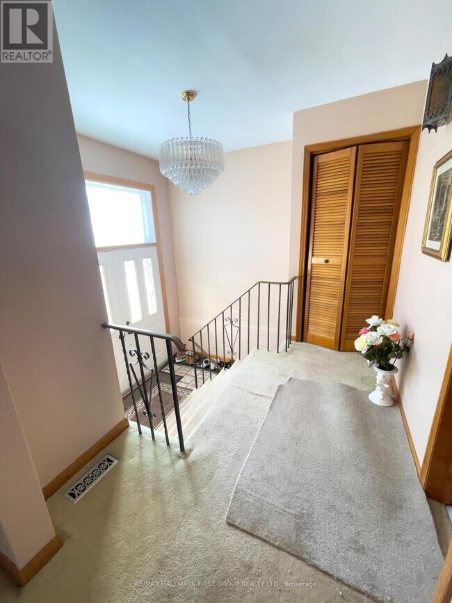 Photo du bâtiment - 23 St Paschal Ct