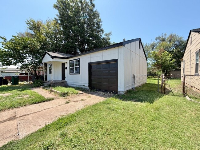 Building Photo - 2 bed 1 bath with garage!