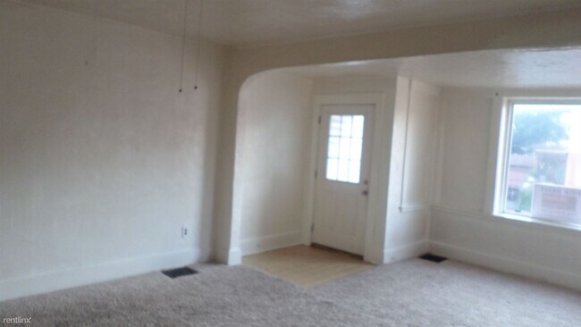 Foto del edificio - 3 br, 1 bath Triplex - 125 North Chestnut ...