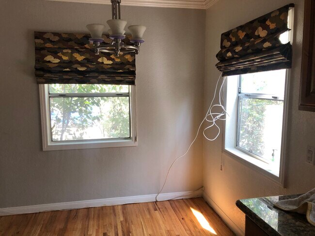 Eat in kitchen - 711 N Griffith Park Dr