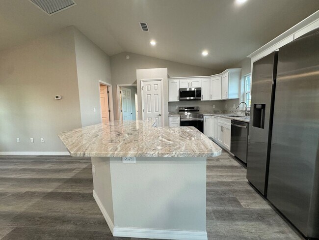 Foto del edificio - Desirable Silver Springs Shores - 3/2/2 **Won't Last**