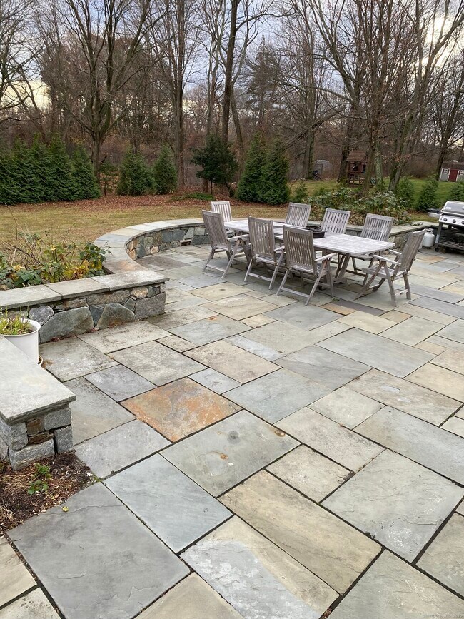 Building Photo - 5 Meadow Wood Rd