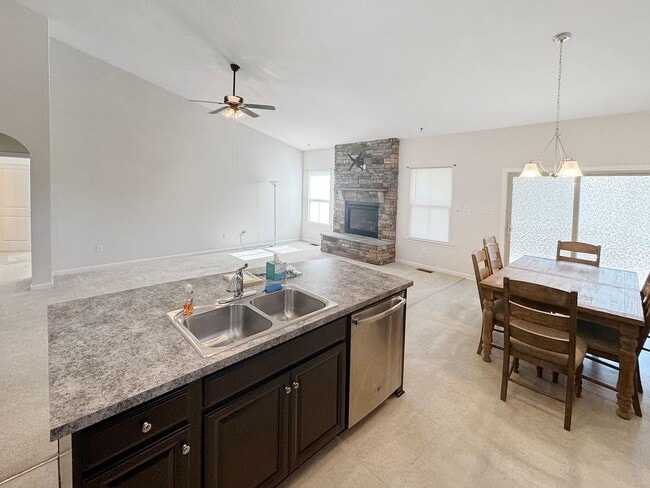 Foto del edificio - Stylish Living with Gas Cooking, Screened ...