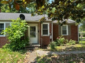 Building Photo - 2025 Sherwood Rd