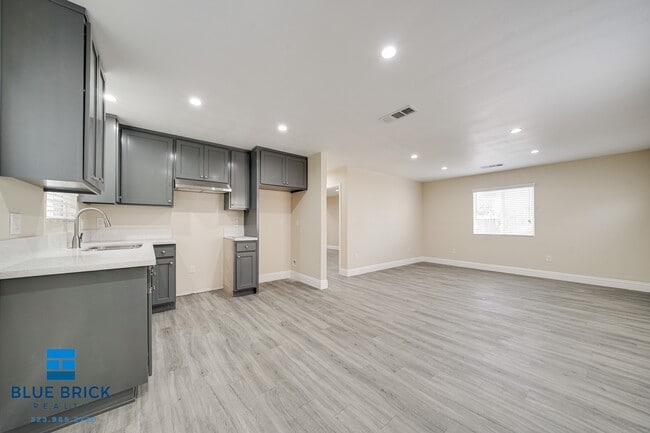 Foto del edificio - 2724-2724 Lanfranco St