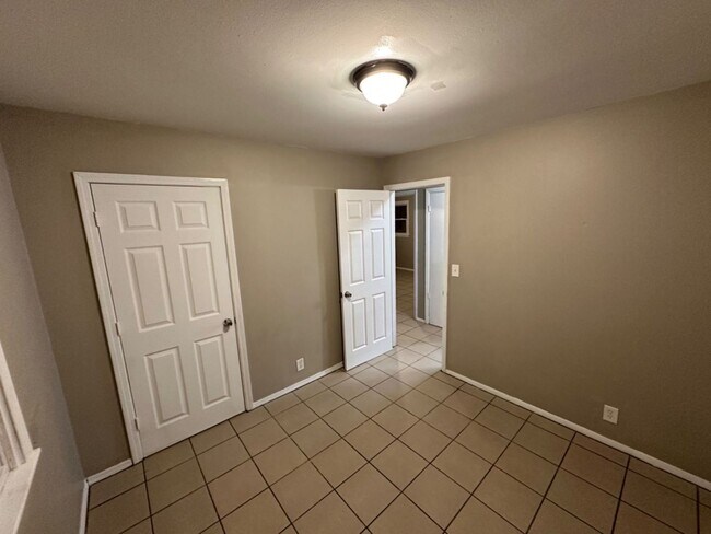 Building Photo - 5736-5738 N 99th St. (Duplex)