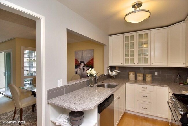 Recently remodeled kitchen - 934 Peninsula Ave