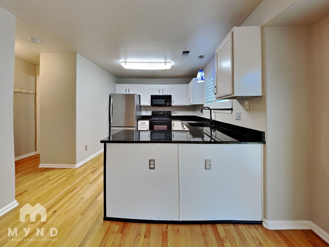 Foto principal - 9693 S Castle Ridge Cir
