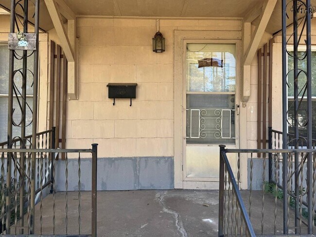 Building Photo - 704 Reagan St