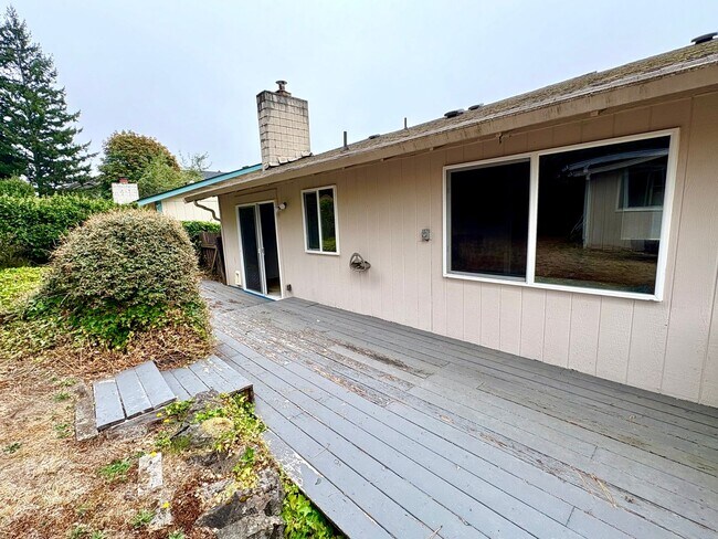 Foto del edificio - Spacious 3-Bedroom Home with Large Deck