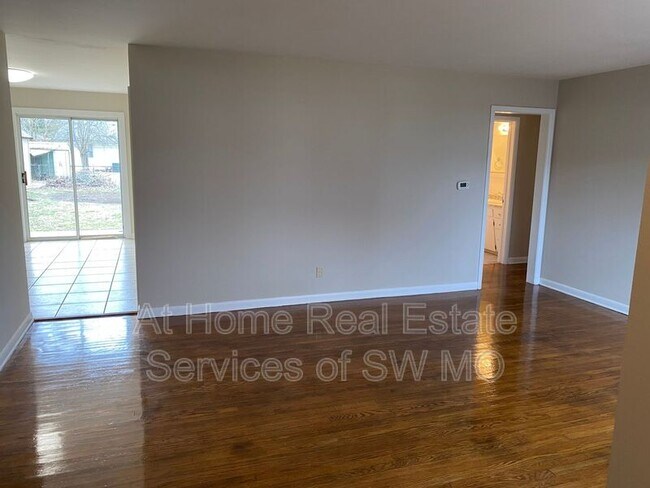 Building Photo - 1468 E Seminole St
