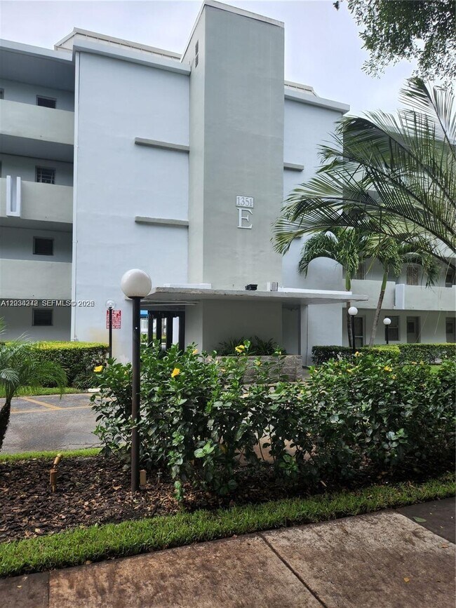 Foto del edificio - 1351 NE 191st St