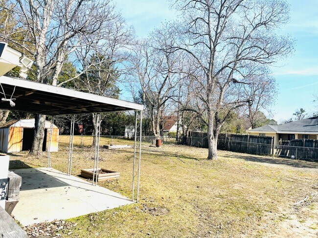 Foto del edificio - ** 3 Bed 1 Bath located off Woodley Road *...