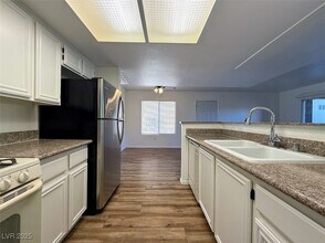 Building Photo - 8070 W Russell Rd