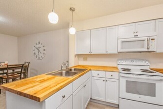 Building Photo - 808 Westwinds Dr