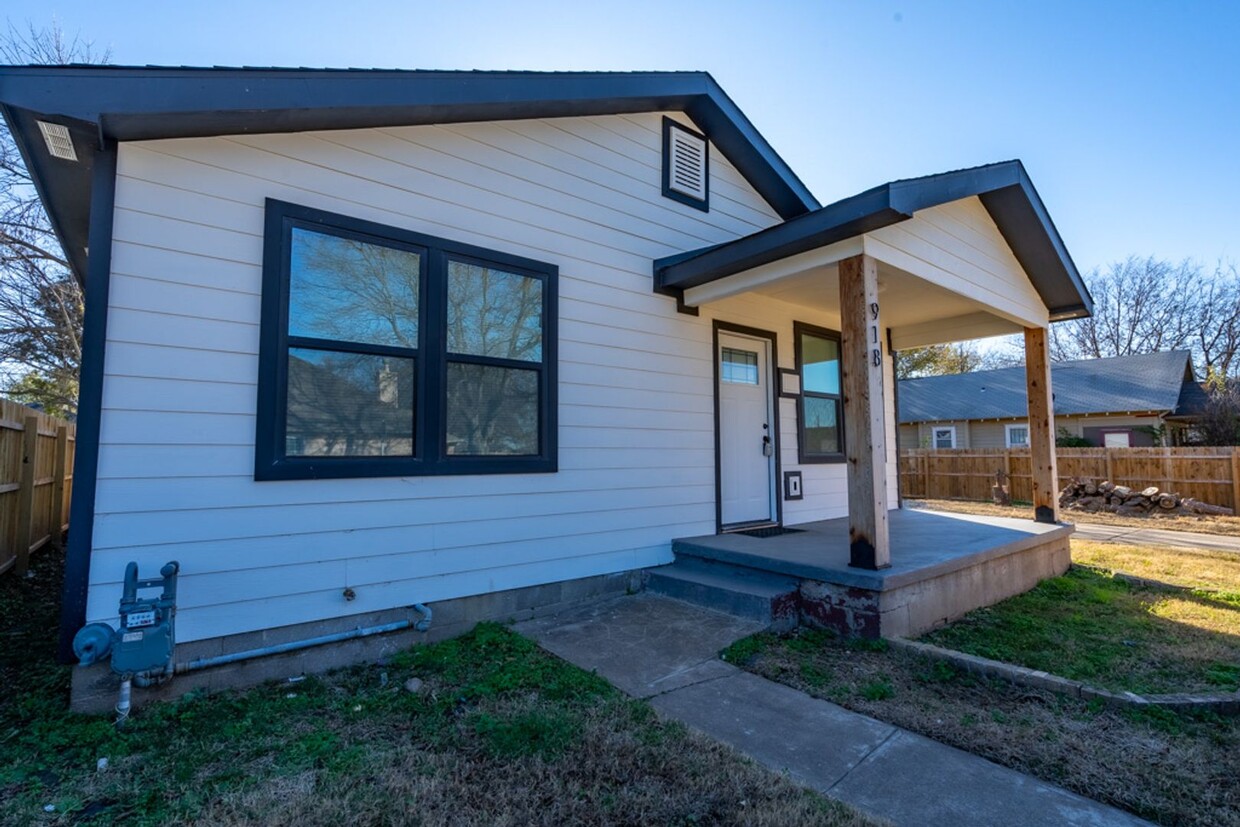 Primary Photo - Newly Renovated, Fully Fenced Home!