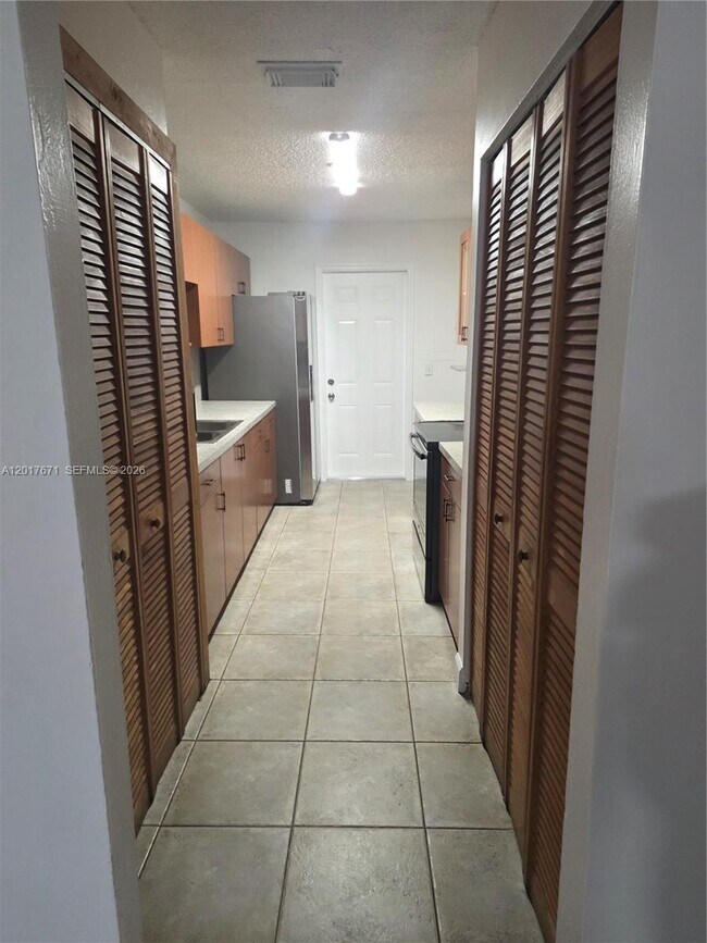 Foto del edificio - 4467 NW 185th St