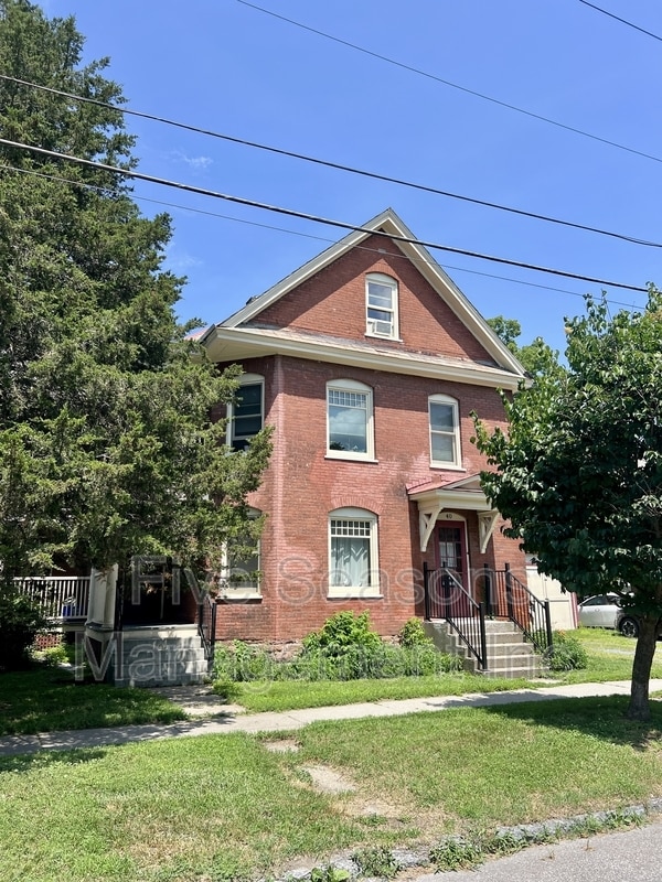Building Photo - 40 Monroe St