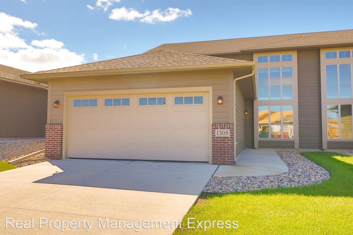 3 br, 2.5 bath House 1305 S President Court House Rental in Sioux