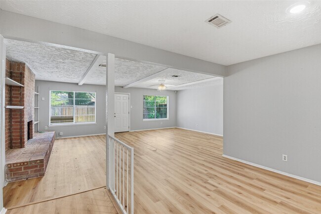 Foto del edificio - 6015 Knotty Post Ln